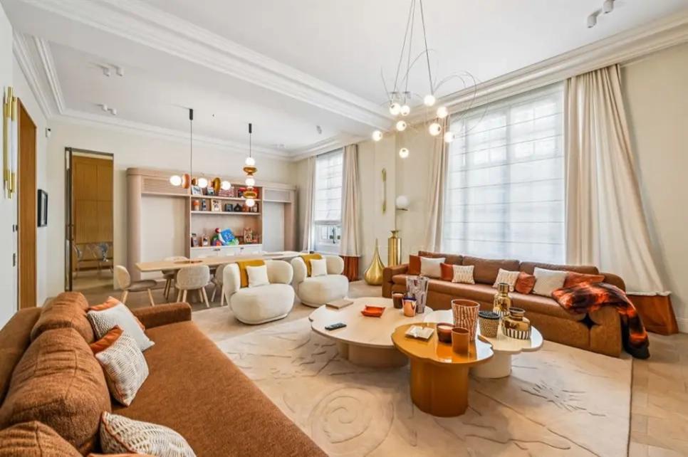Salon raffiné avec canapés et aménagements sur mesure
