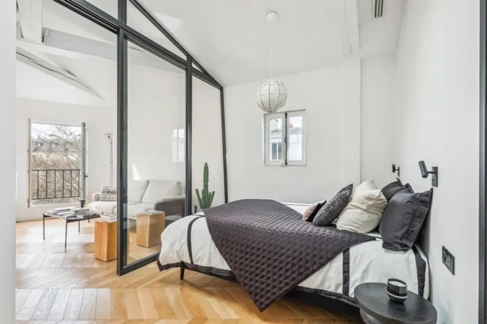 Chambre avec verrière donnant sur le salon
