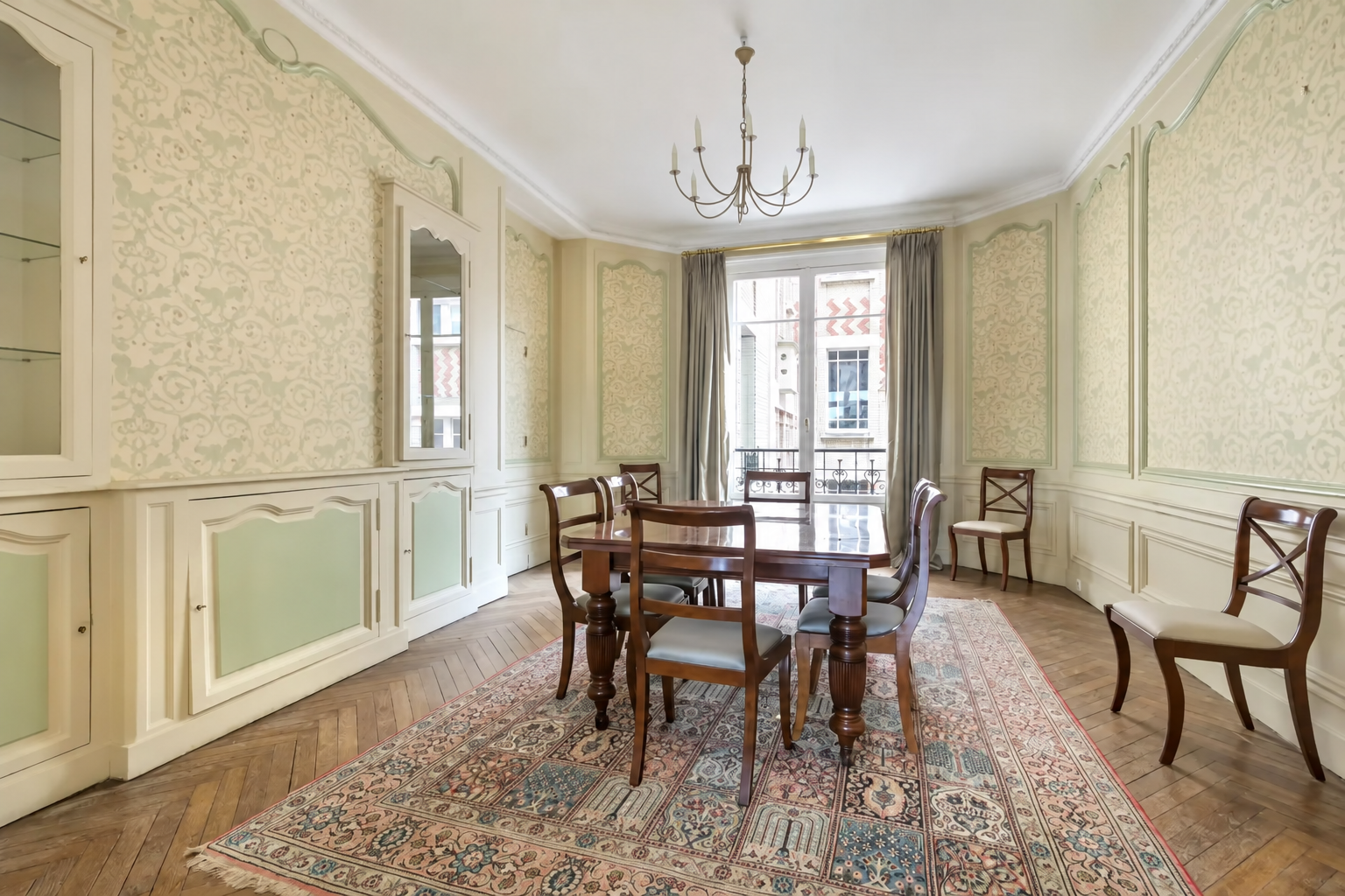 Salle à manger classique avec moulures décoratives