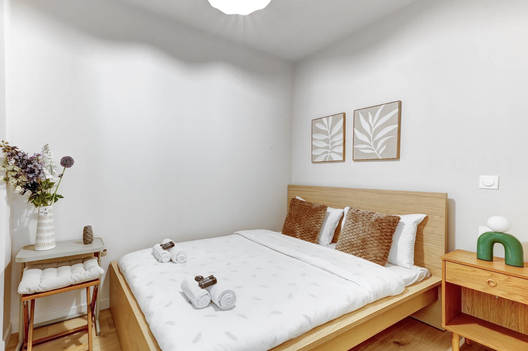 Appartement meublé rénové de 55 m² rue des Tournelles Paris 4e, canapé-lit et coin repas dans un intérieur lumineux du Marais