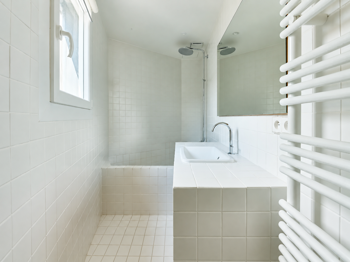 Salle de bains blanche avec baignoire à Paris