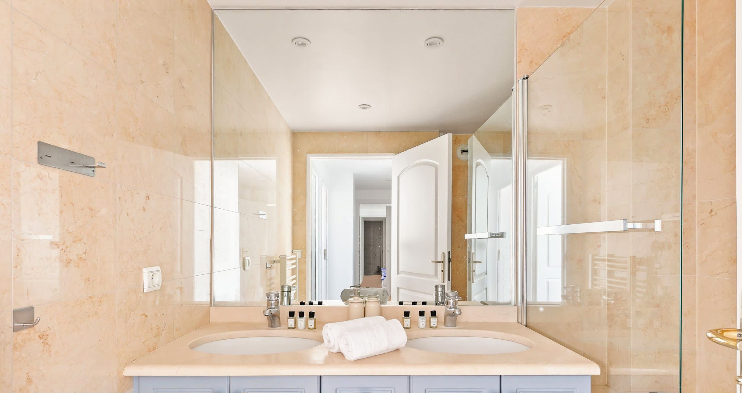 Appartement deux chambres rénové rue Jean Bologne, Passy, Paris 16e