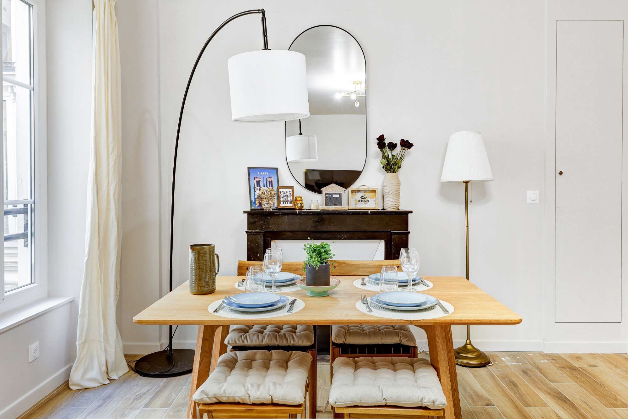 Appartement meublé rénové de 55 m² rue des Tournelles Paris 4e, canapé-lit et coin repas dans un intérieur lumineux du Marais
