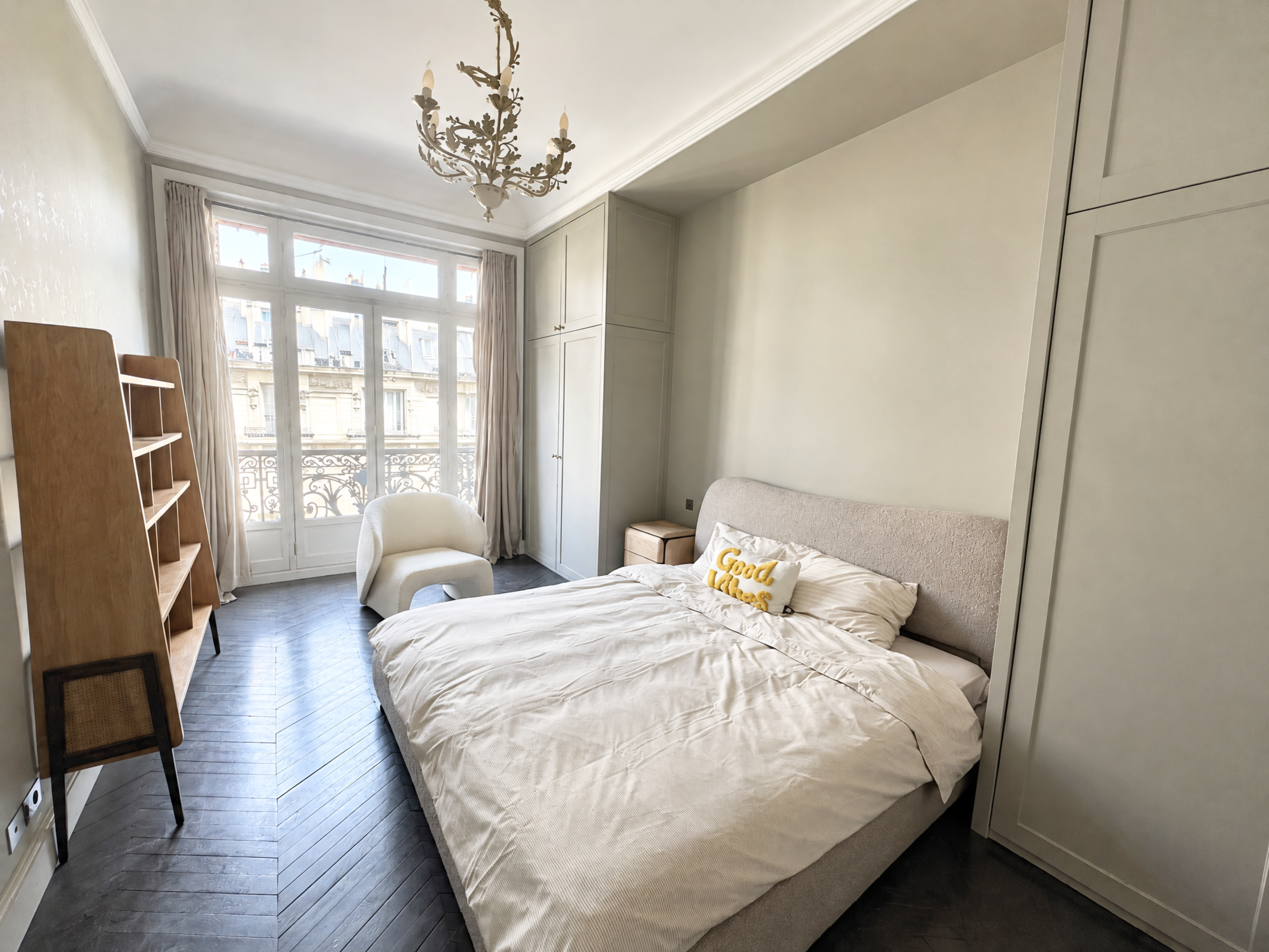 Appartement de réception haussmannien meublé 4 chambres à louer avenue Raymond Poincaré Paris 16e, triple réception avec moulures, cheminée et parquet point de Hongrie