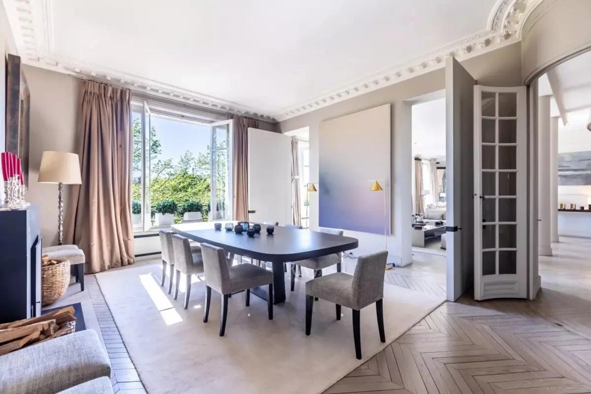 Salle à manger élégante avec moulures à Paris