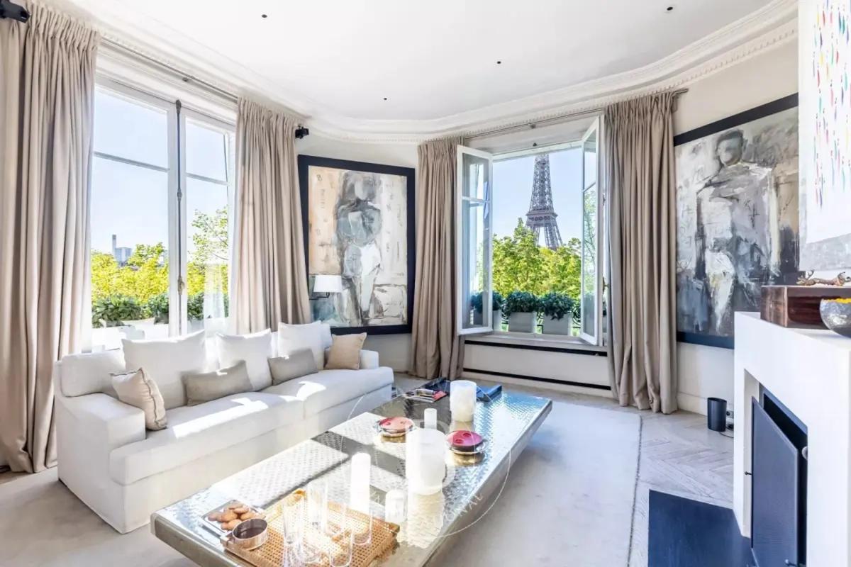 Salon d'angle de luxe avec vue sur la Tour Eiffel