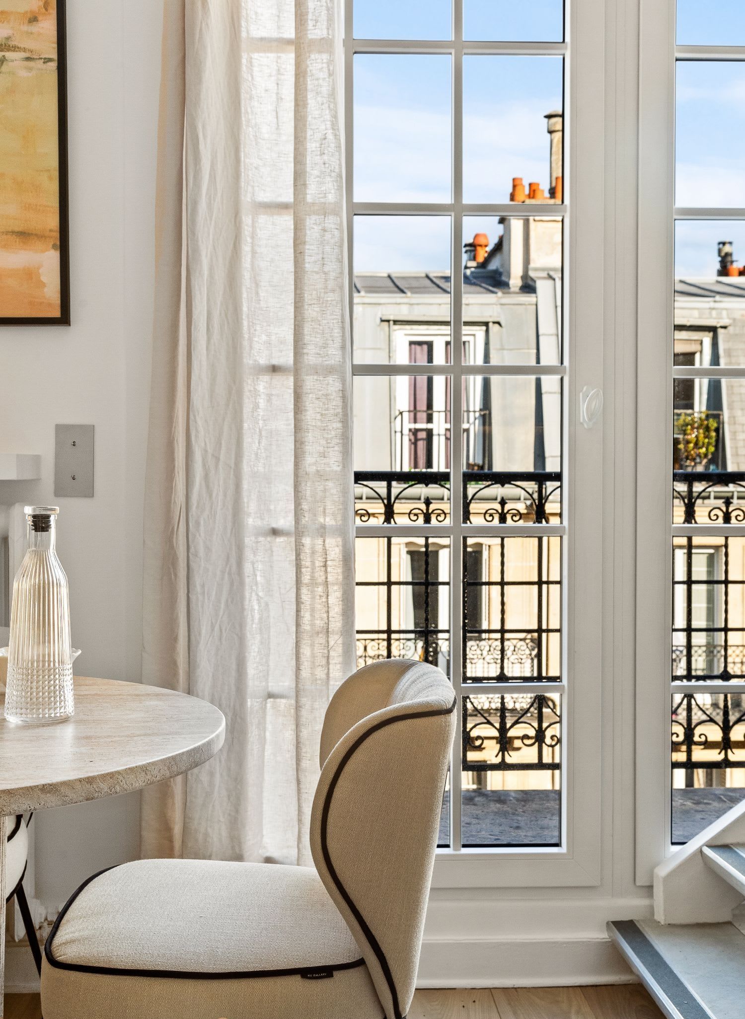 Duplex de luxe Paris 16e, séjour double hauteur avec balcon en fer forgé et vue Tour Eiffel, location meublée moyenne durée