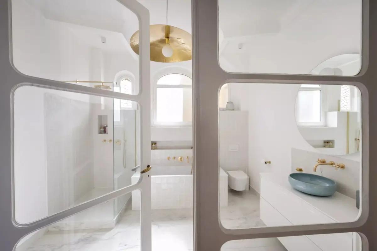Salle de bains élégante avec robinetterie dorée