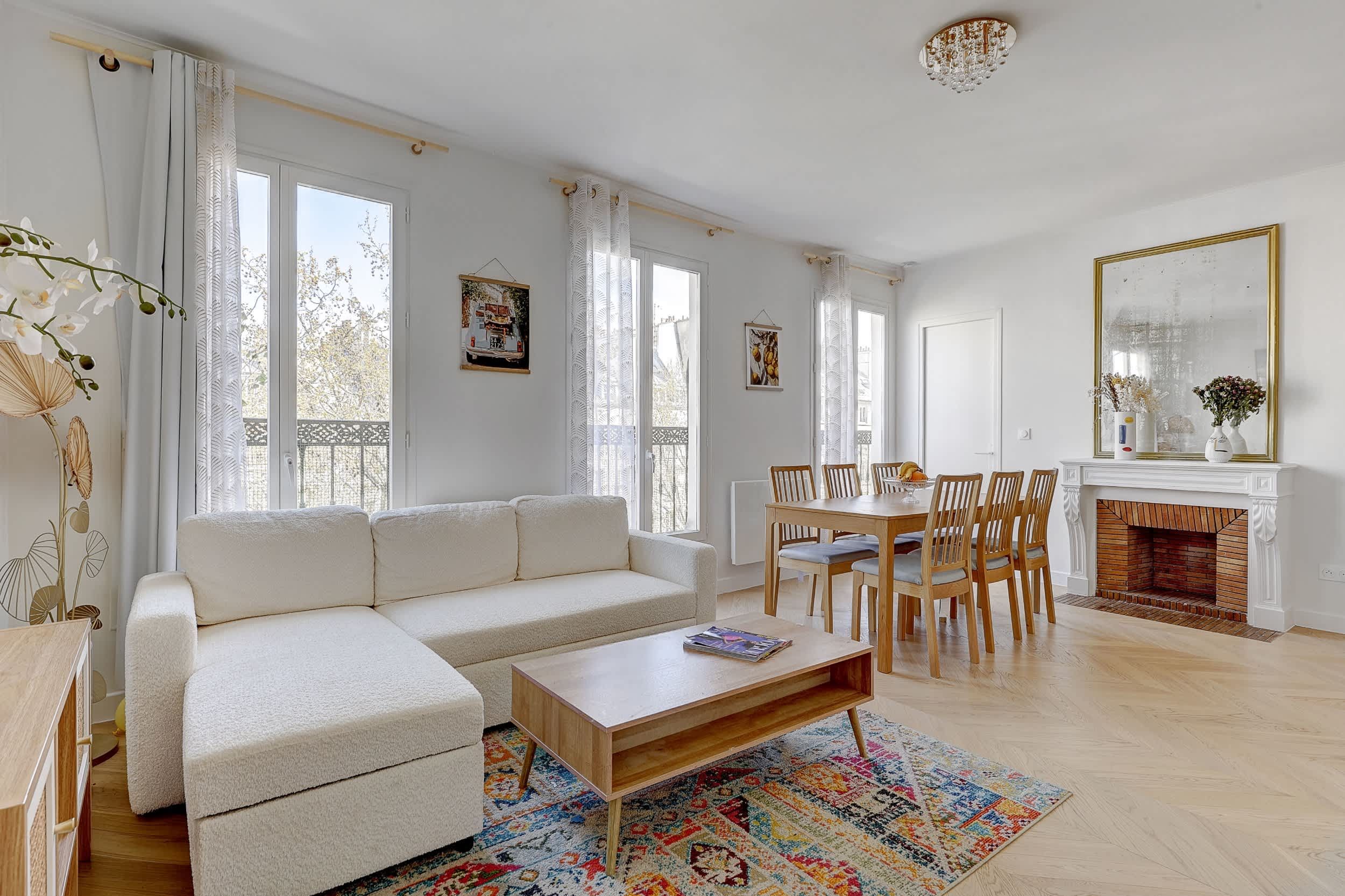 Appartement haussmannien dernier étage rue Meslay près de République Paris 3e, salon lumineux et traversant avec canapé-lit design et décoration raffinée