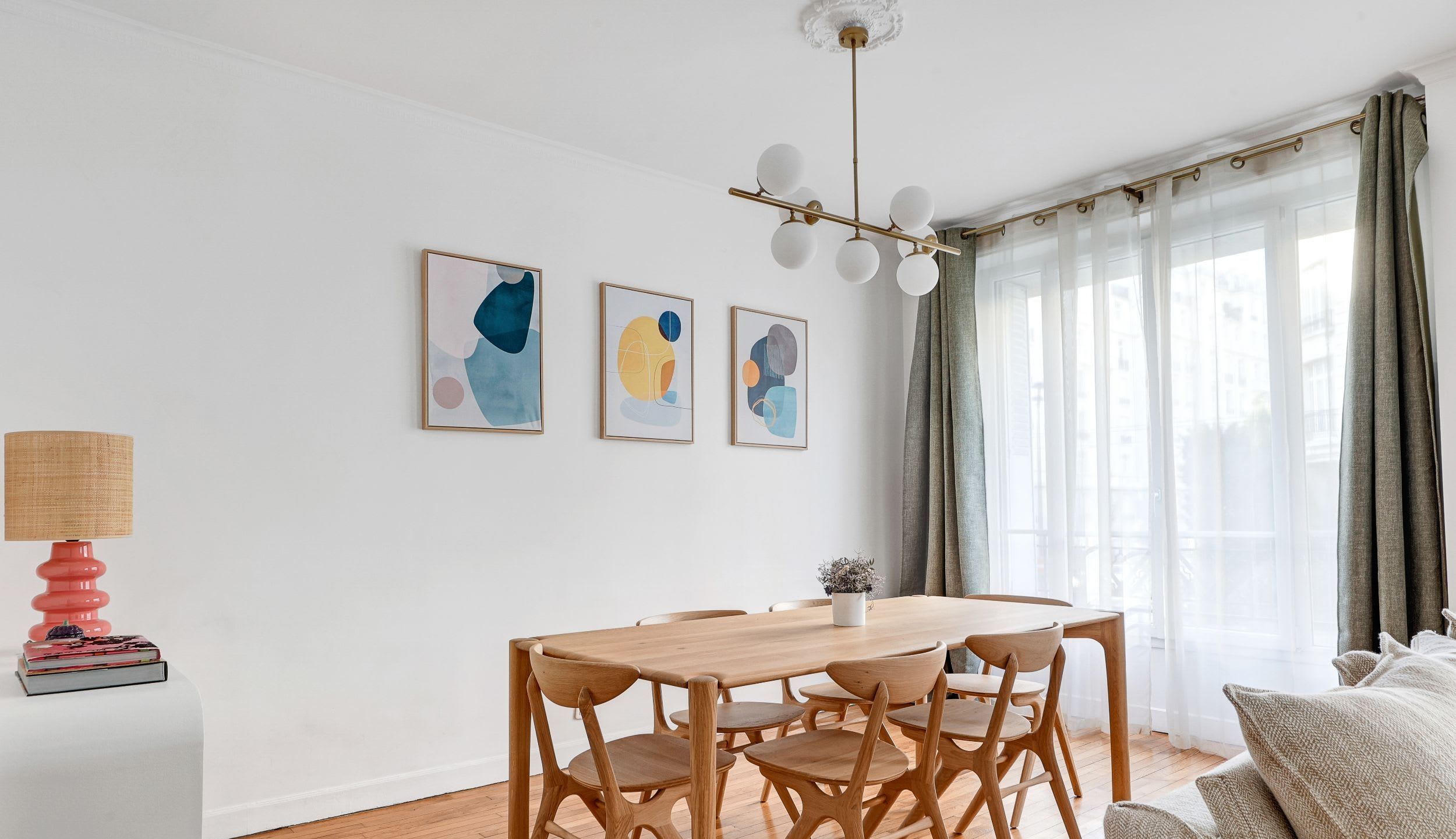 Espace de vie avec canapé confortable, TV connectée et coin repas