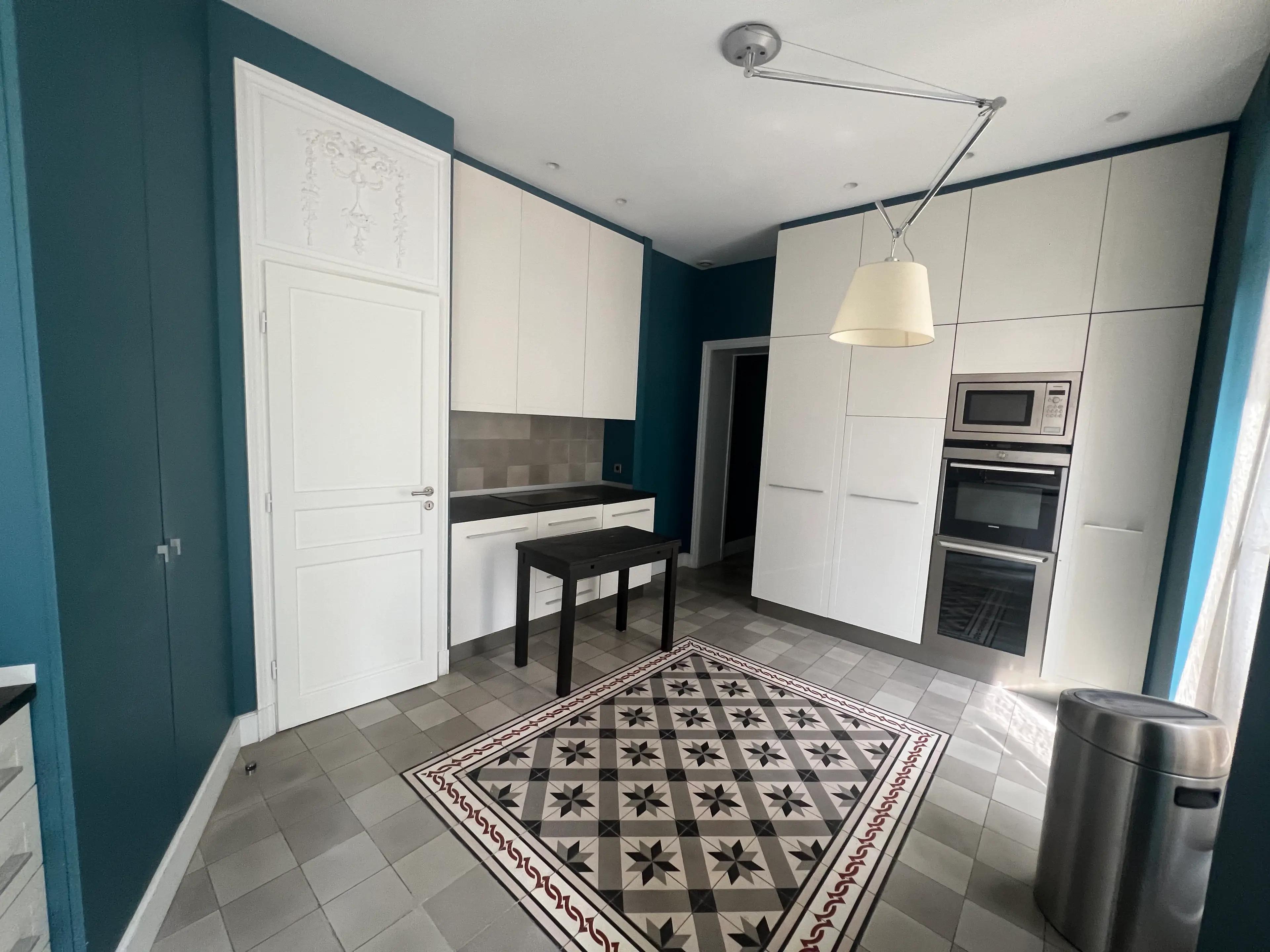 Appartement de réception haussmannien meublé 4 chambres à louer avenue Raymond Poincaré Paris 16e, triple réception avec moulures, cheminée et parquet point de Hongrie