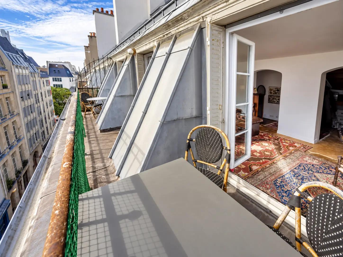 Balcon filant avec mobilier de bistrot sur rue