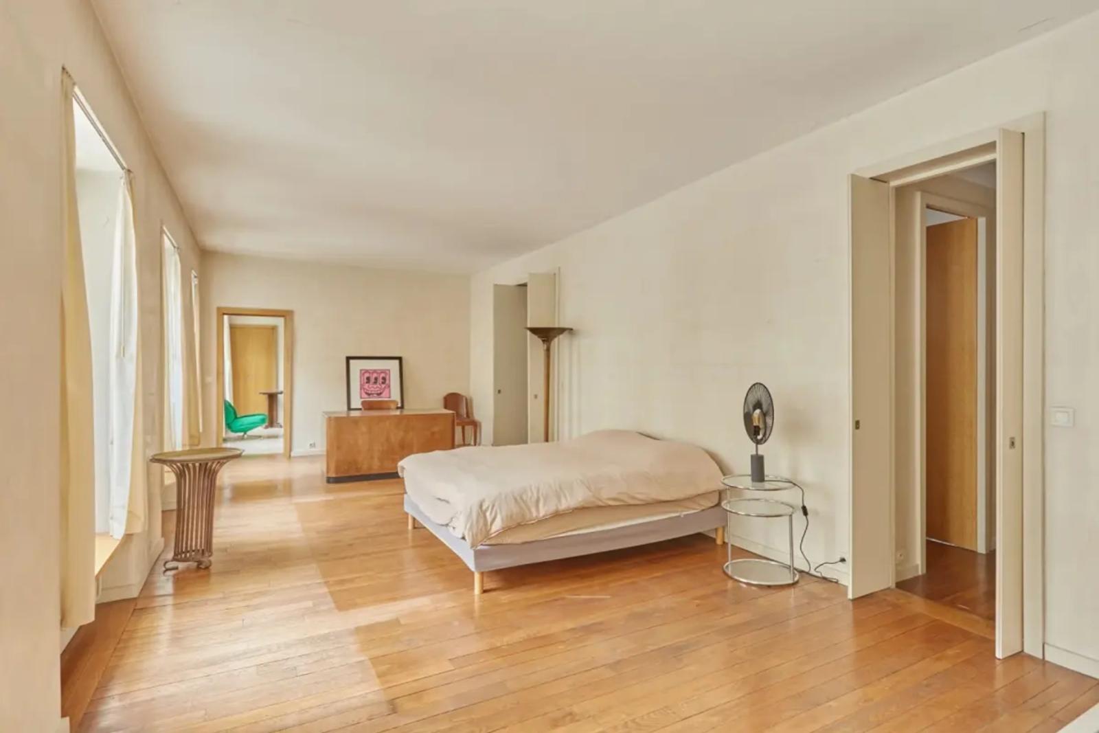 Grande chambre avec parquet et lumière naturelle
