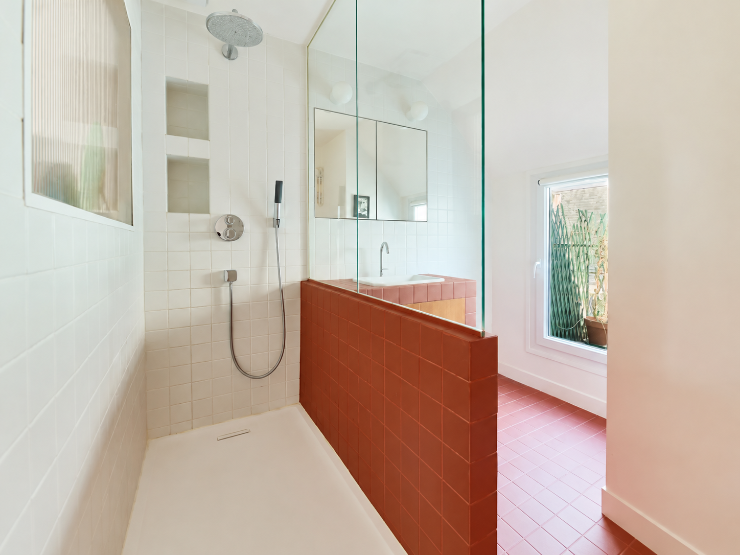 Douche à l'italienne avec carrelage terracotta