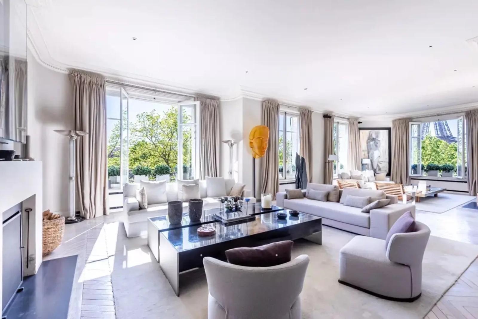 Salon lumineux avec vue Tour Eiffel à Paris 7e