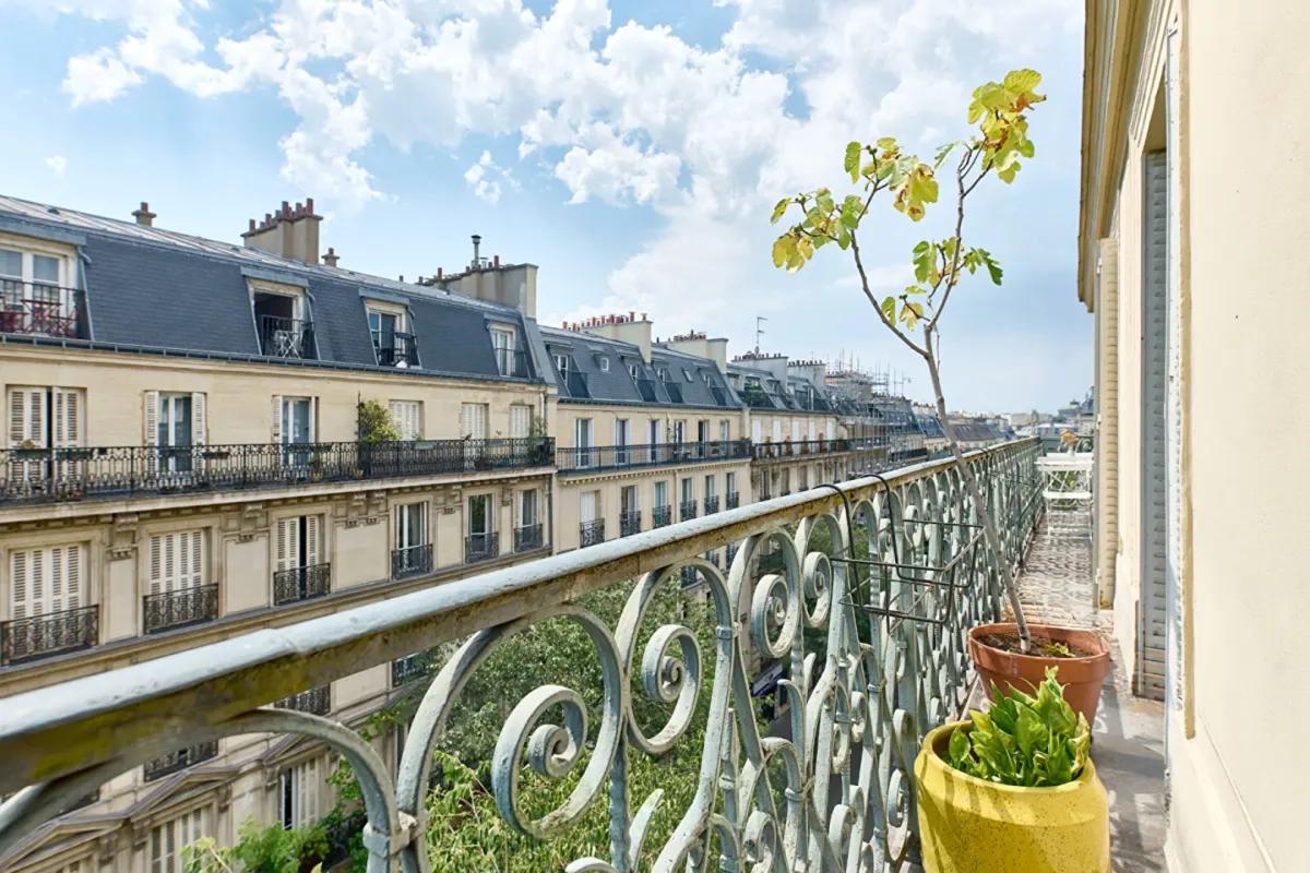 Balcon filant avec vue sur les toits de Paris