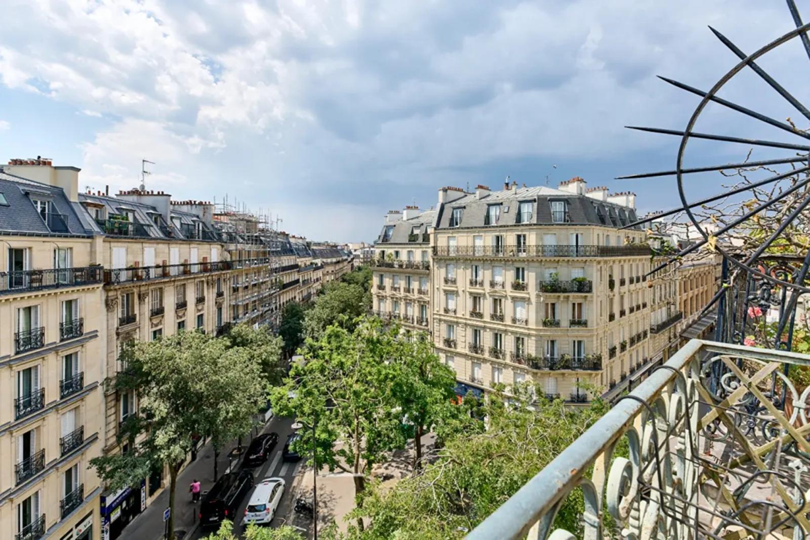 Vue panoramique sur les immeubles et arbres de Paris