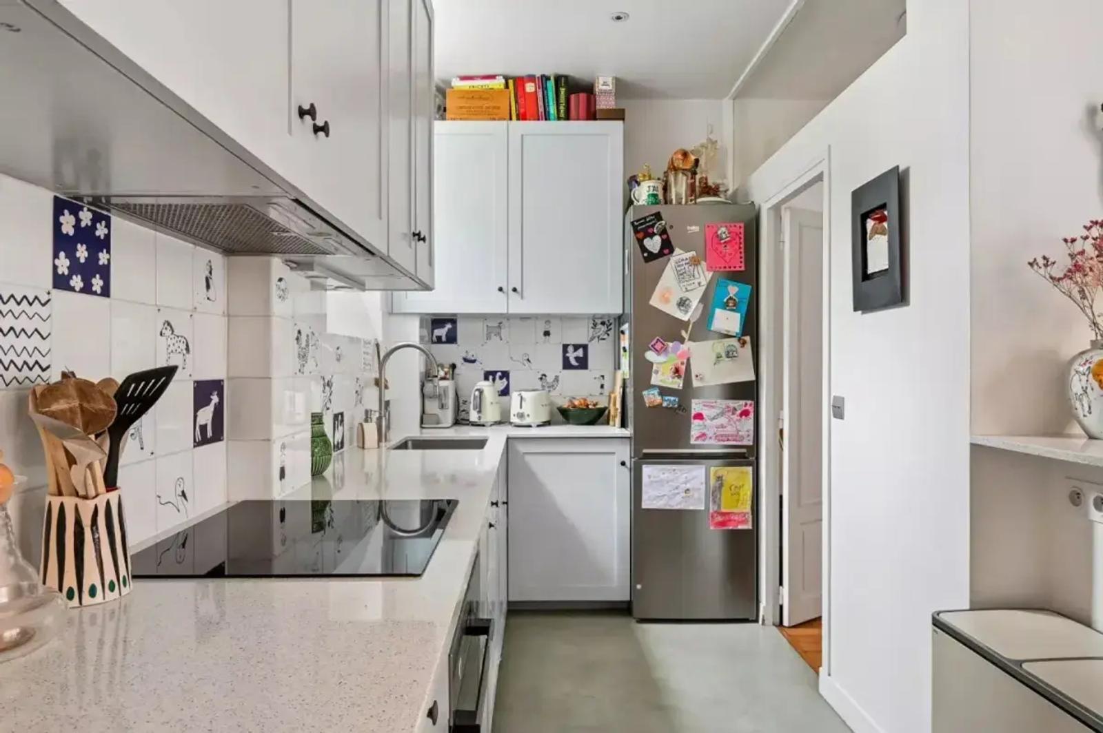 Cuisine équipée avec crédence à motifs et meubles gris