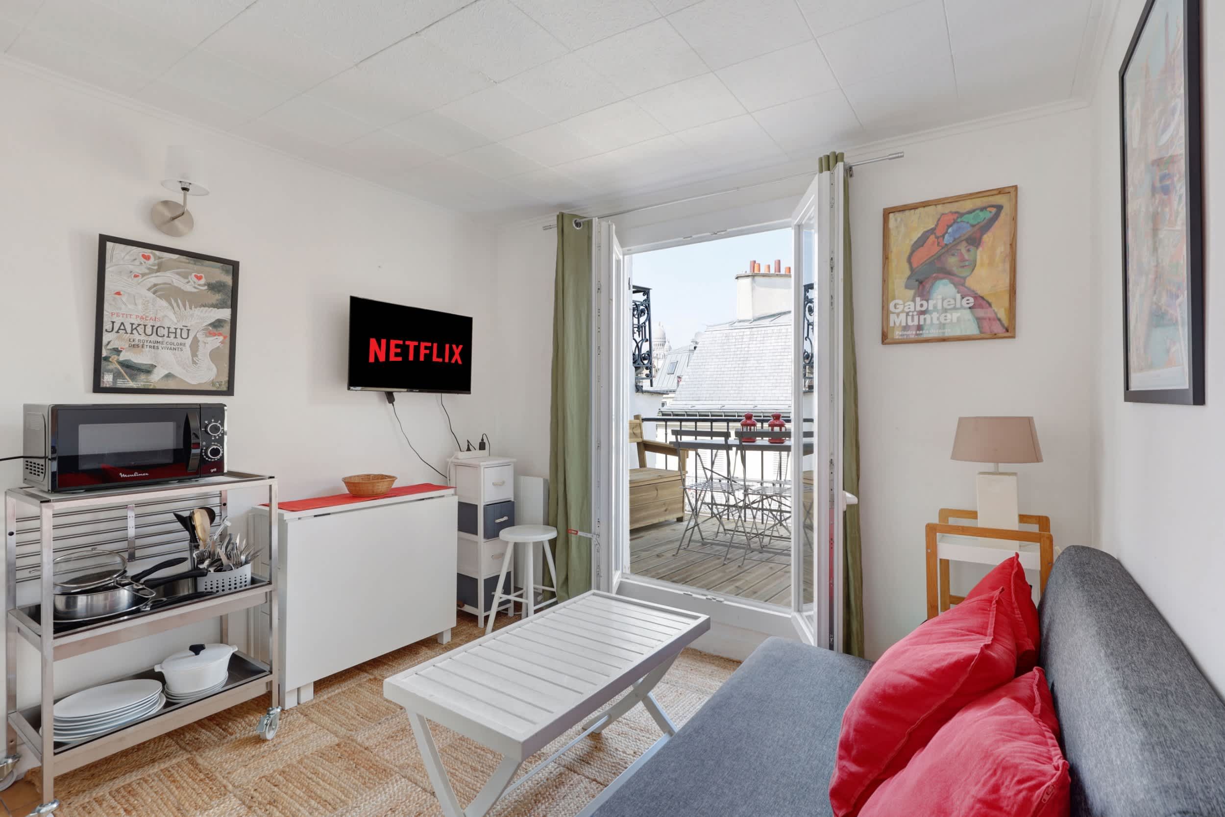 Espace de vie cosy avec petit canapé et table basse pour se détendre