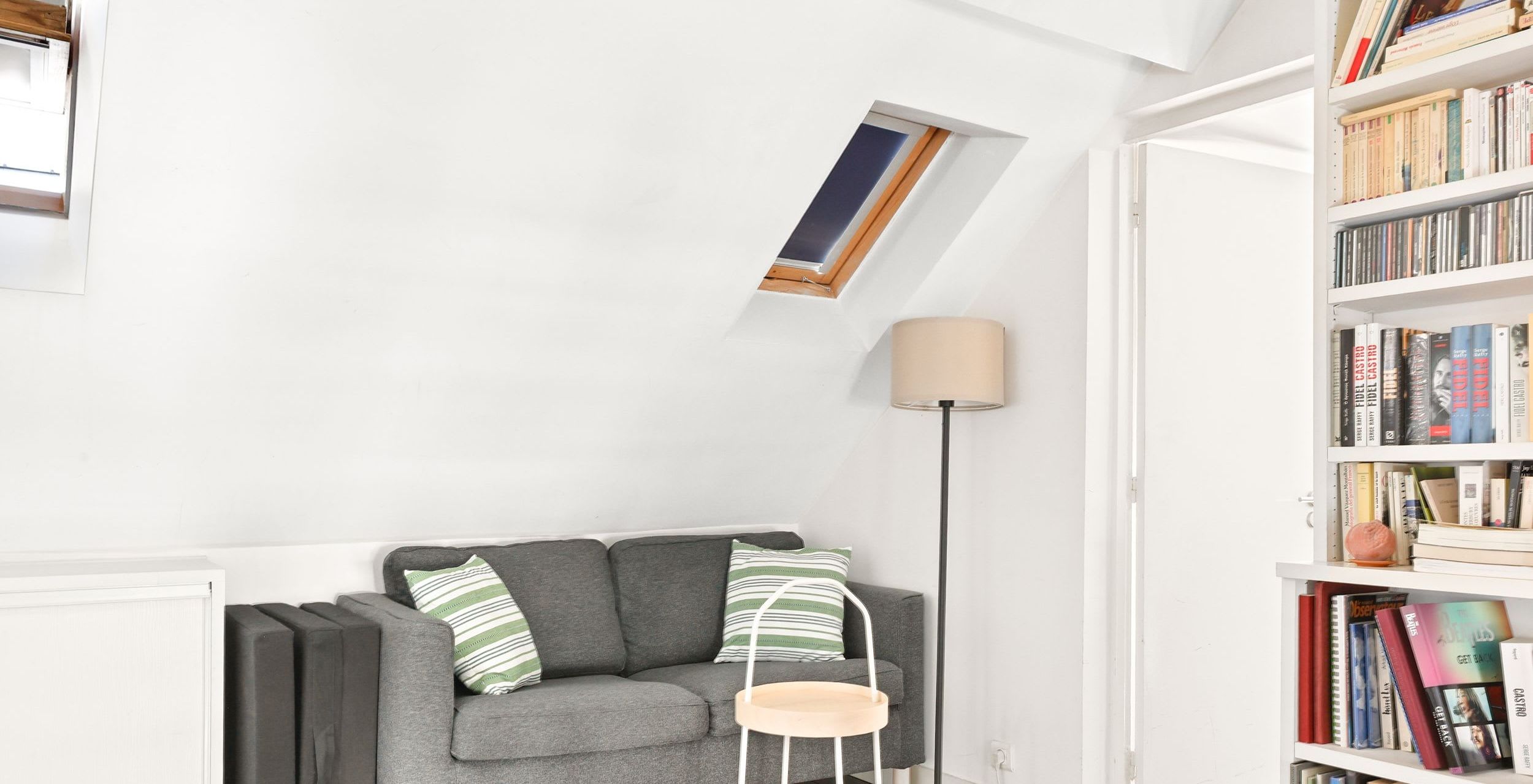 Charmant appartement 2 pièces meublé rue Daguerre Paris 14e, pièce de vie lumineuse au dernier étage avec fenêtres de toit et cuisine ouverte