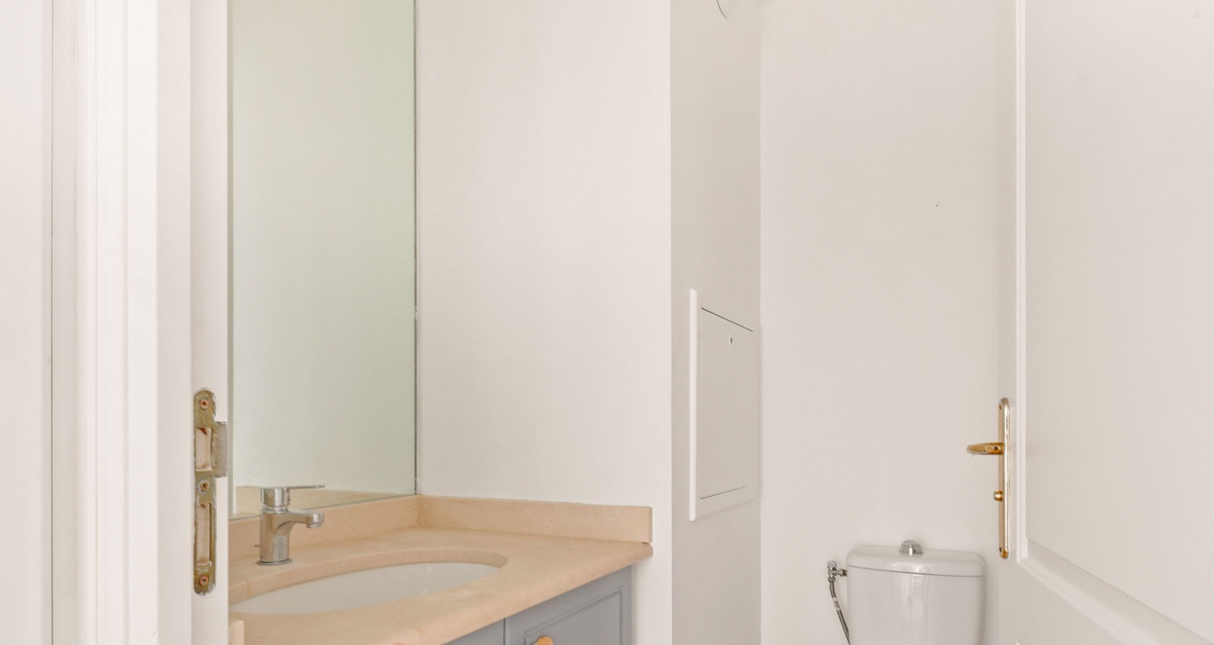 Appartement deux chambres rénové rue Jean Bologne, Passy, Paris 16e
