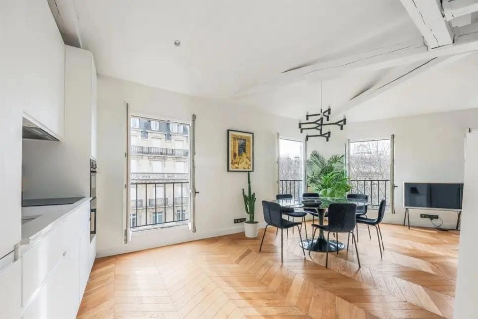 Salon minimaliste avec canapé blanc et parquet