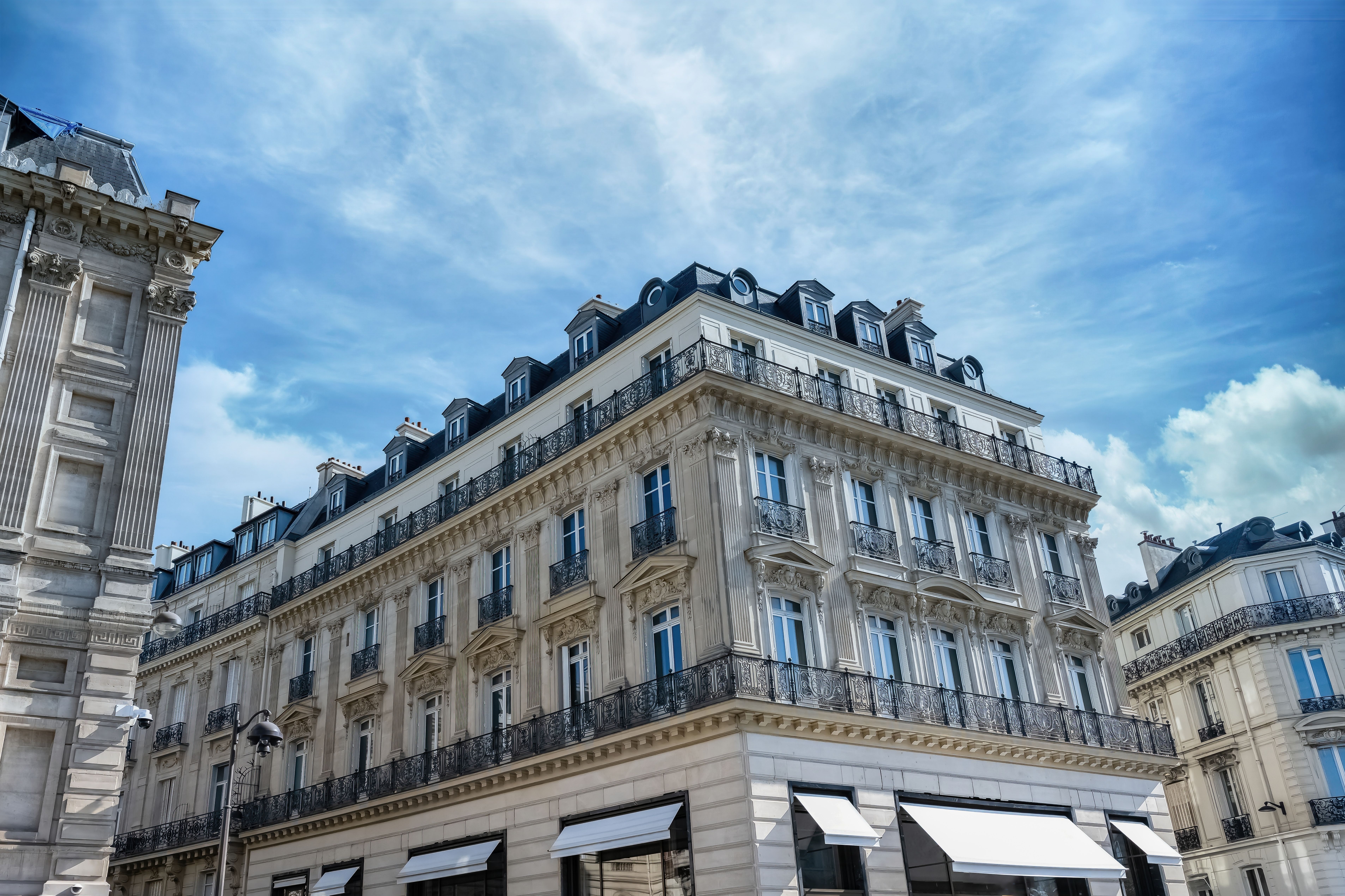 Paris shopping districts residents use weekly