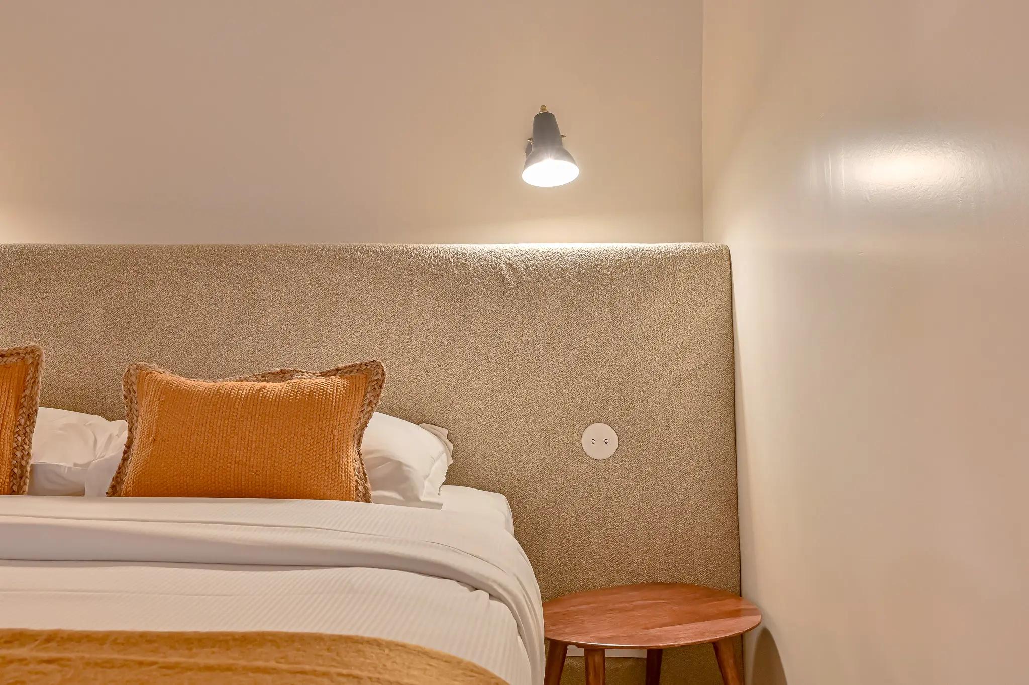 Détail chambre avec tête de lit capitonnée