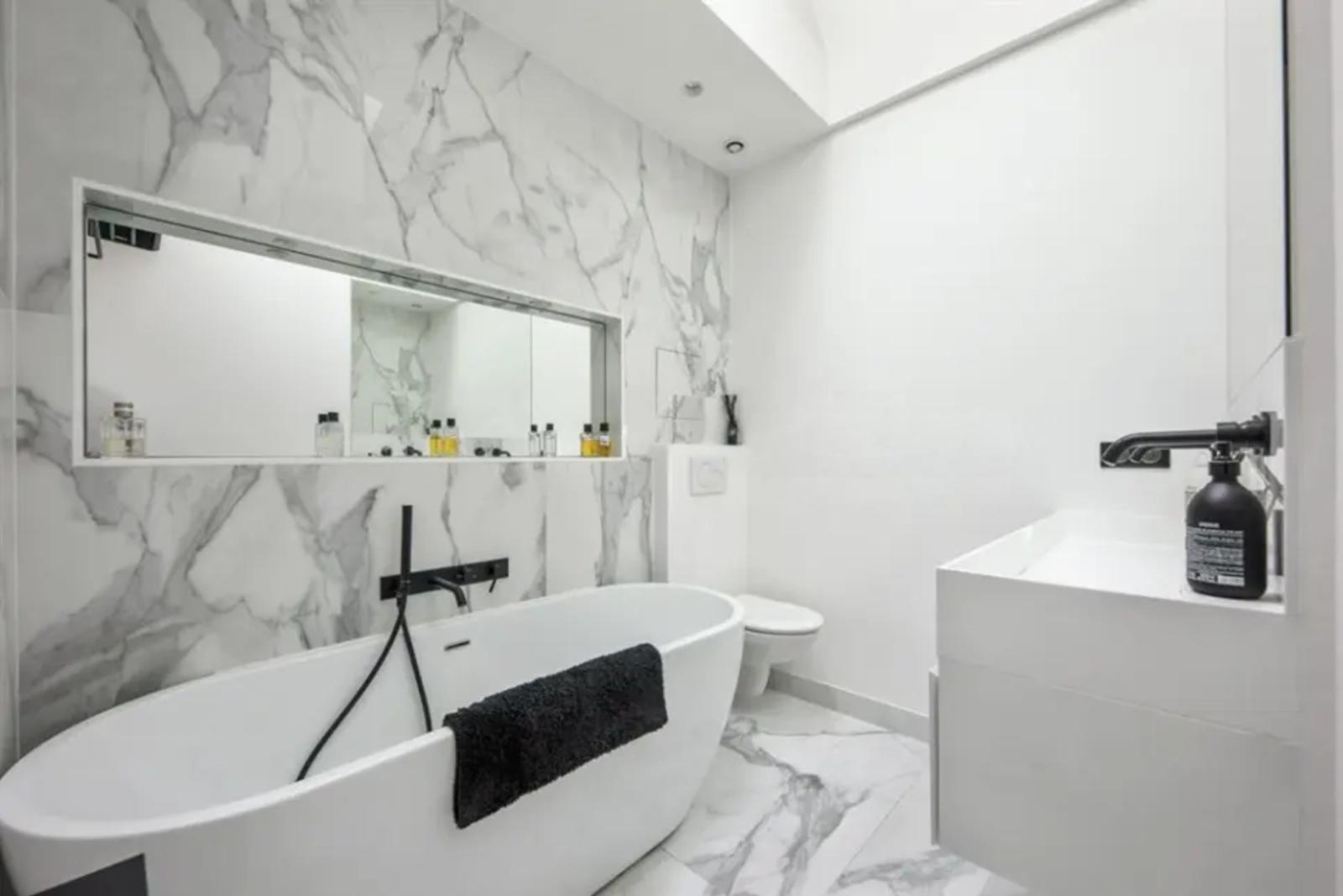 Salle de bains en marbre avec baignoire îlot