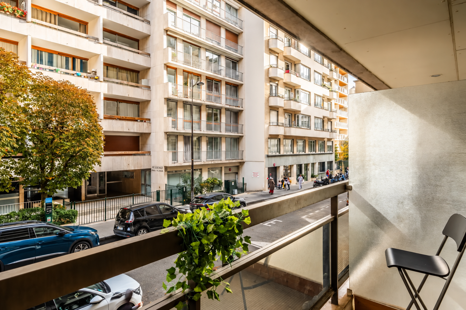Balcon d'appartement donnant sur une rue de Paris