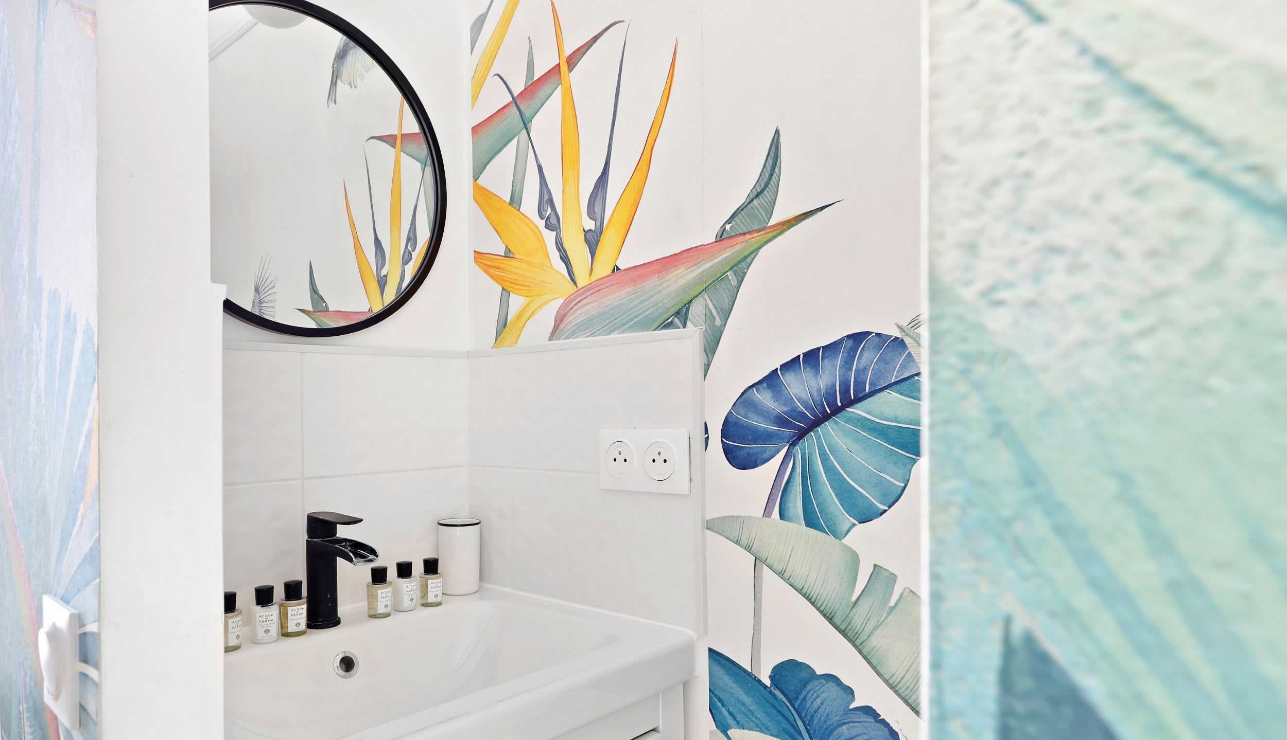 Salle de bain équipée avec douche