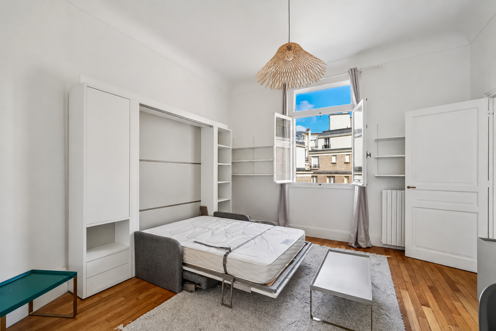 Studio lumineux à Paris avec lit escamotable
