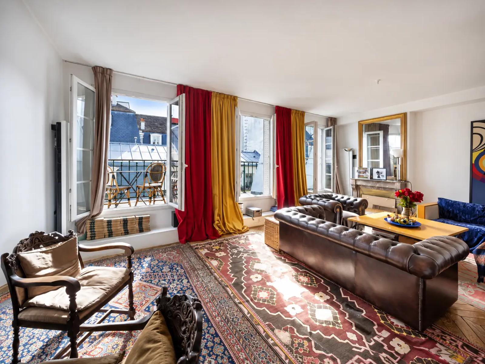 Séjour lumineux avec cheminée et accès aux balcons