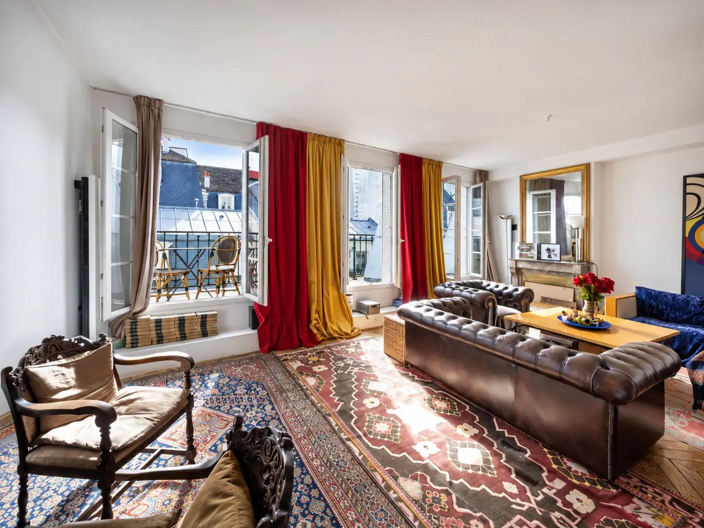 Séjour lumineux avec cheminée et accès aux balcons