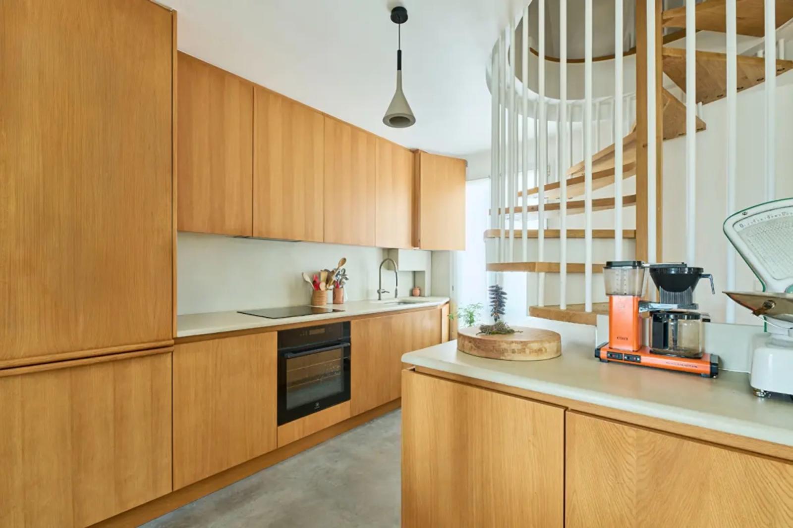 Cuisine en bois avec escalier en colimaçon