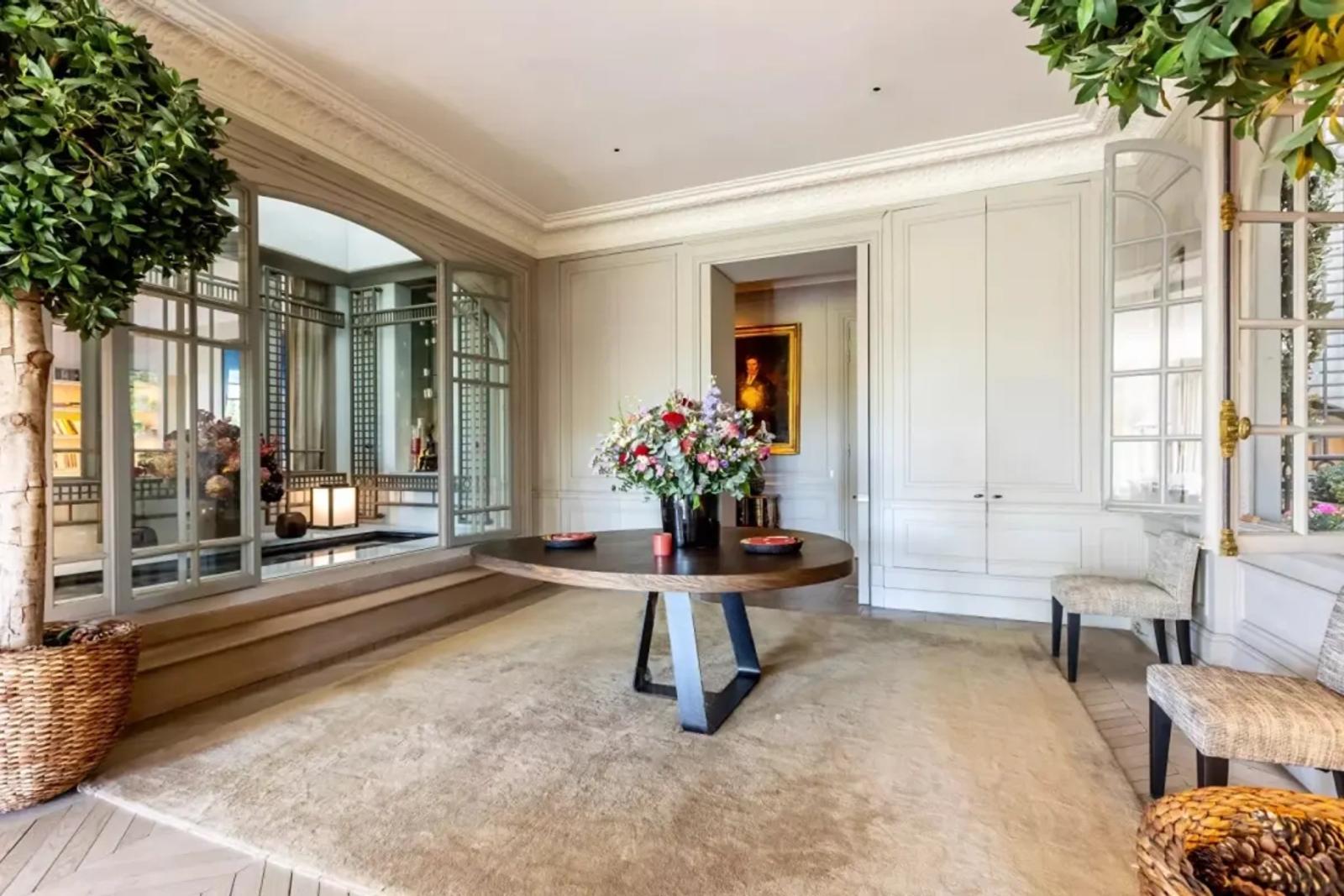 Pièce de réception élégante avec décoration sur mesure