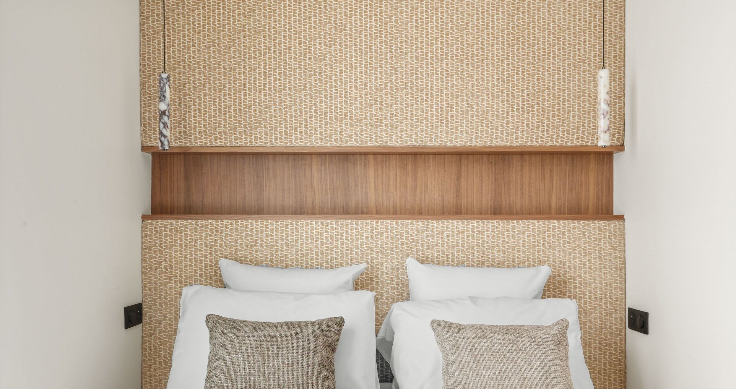 Appartement 2 chambres rénové et lumineux avec séjour à Saint-Germain-des-Prés.