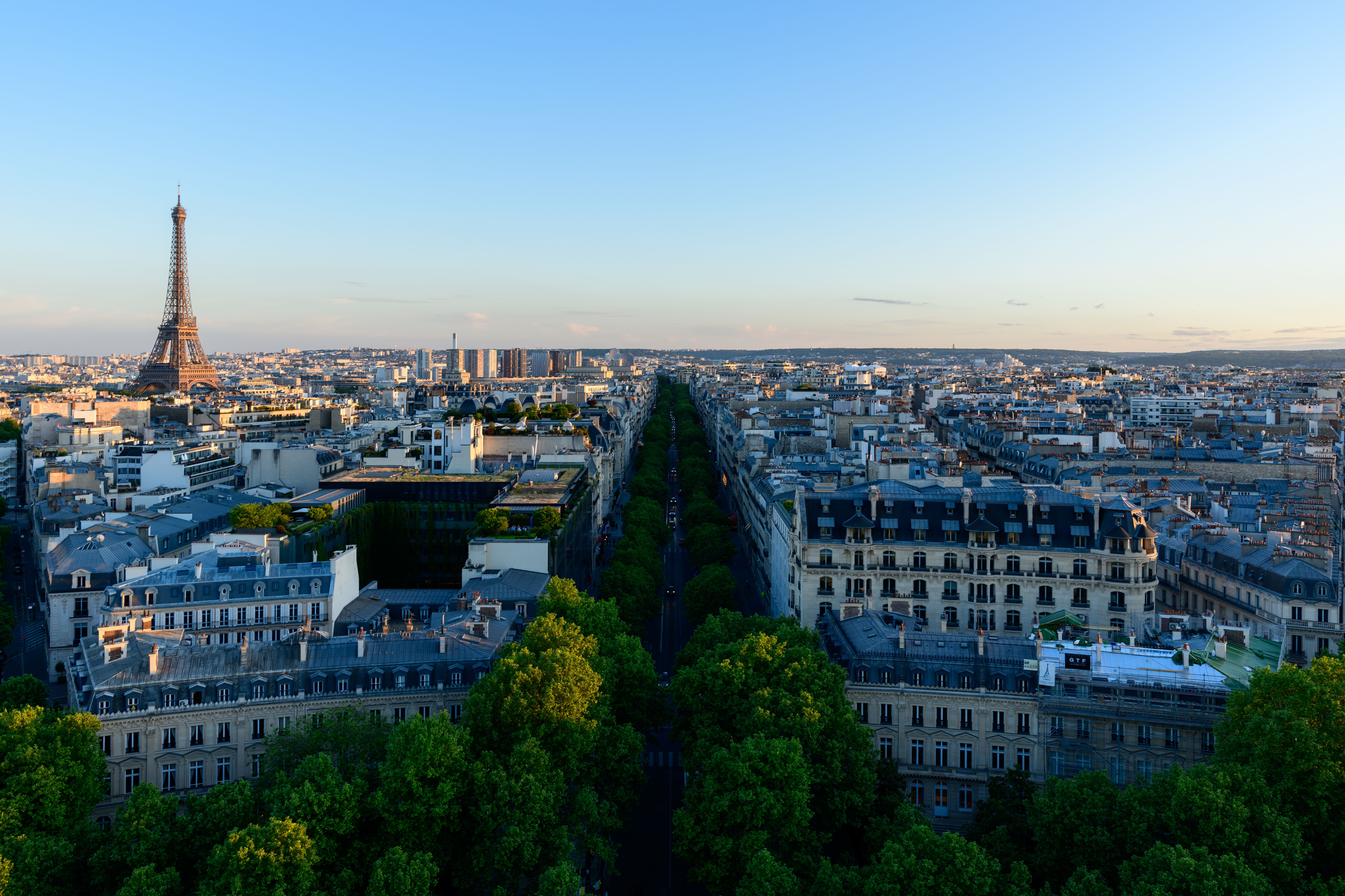Résidence de services vs meublé classique à Paris