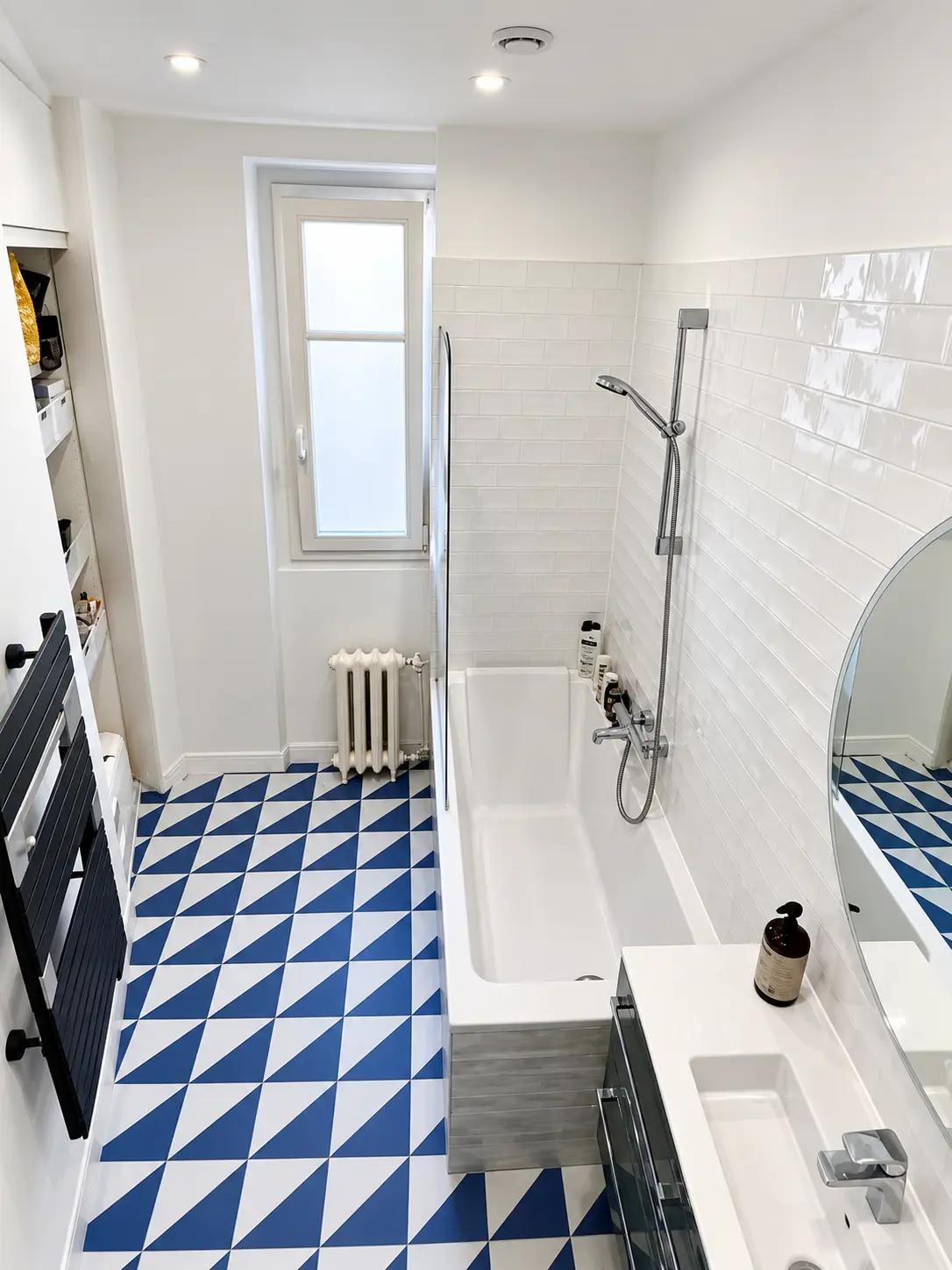 Salle de bains lumineuse avec baignoire et sol à motifs