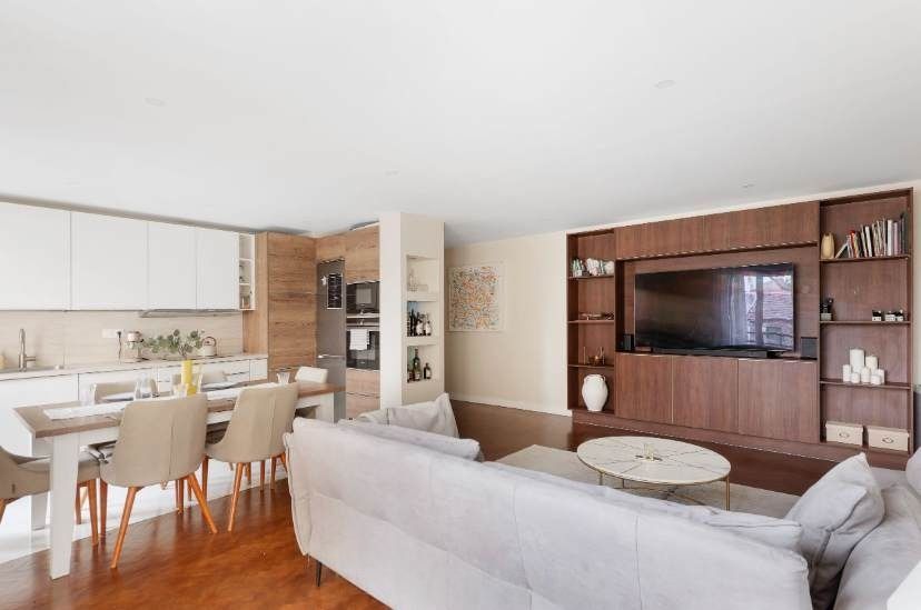 Appartement signé architecte années 1930 à La Garenne-Colombes près de La Défense, salon lumineux avec canapé et TV écran plat internationale