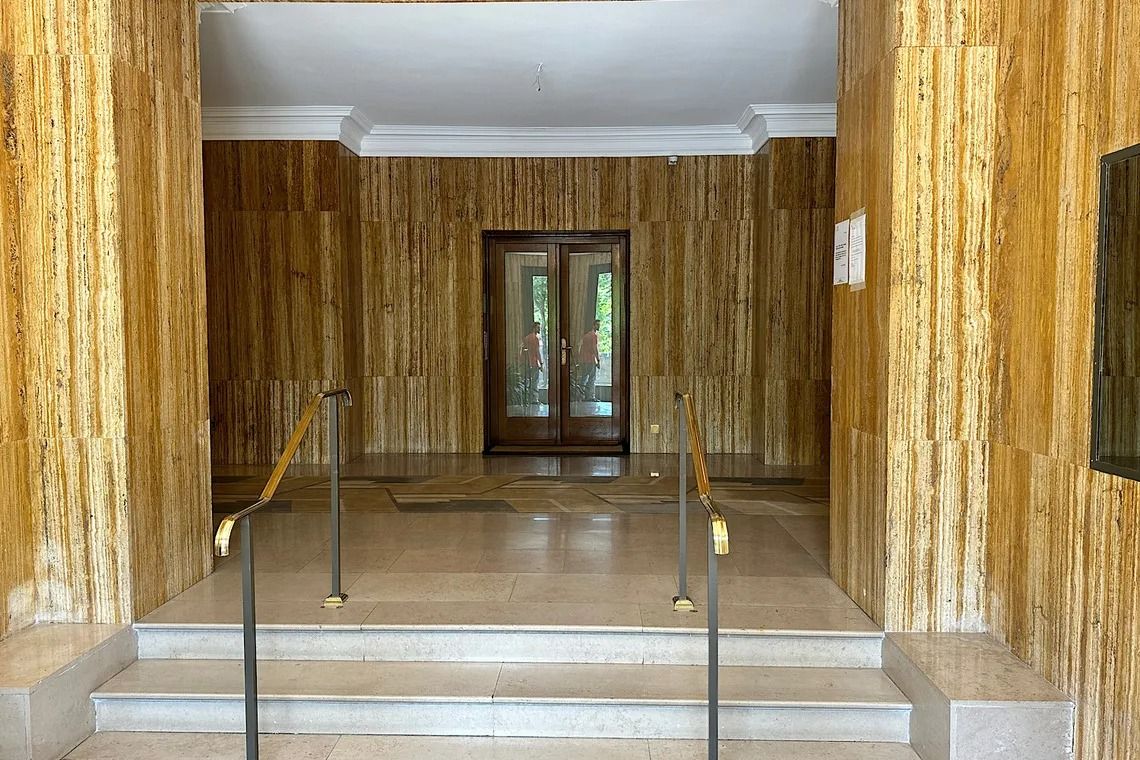 Avenue du Président Kennedy • Entrée de la résidence