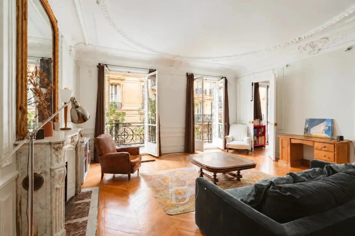 Salon lumineux avec cheminée et portes-fenêtres