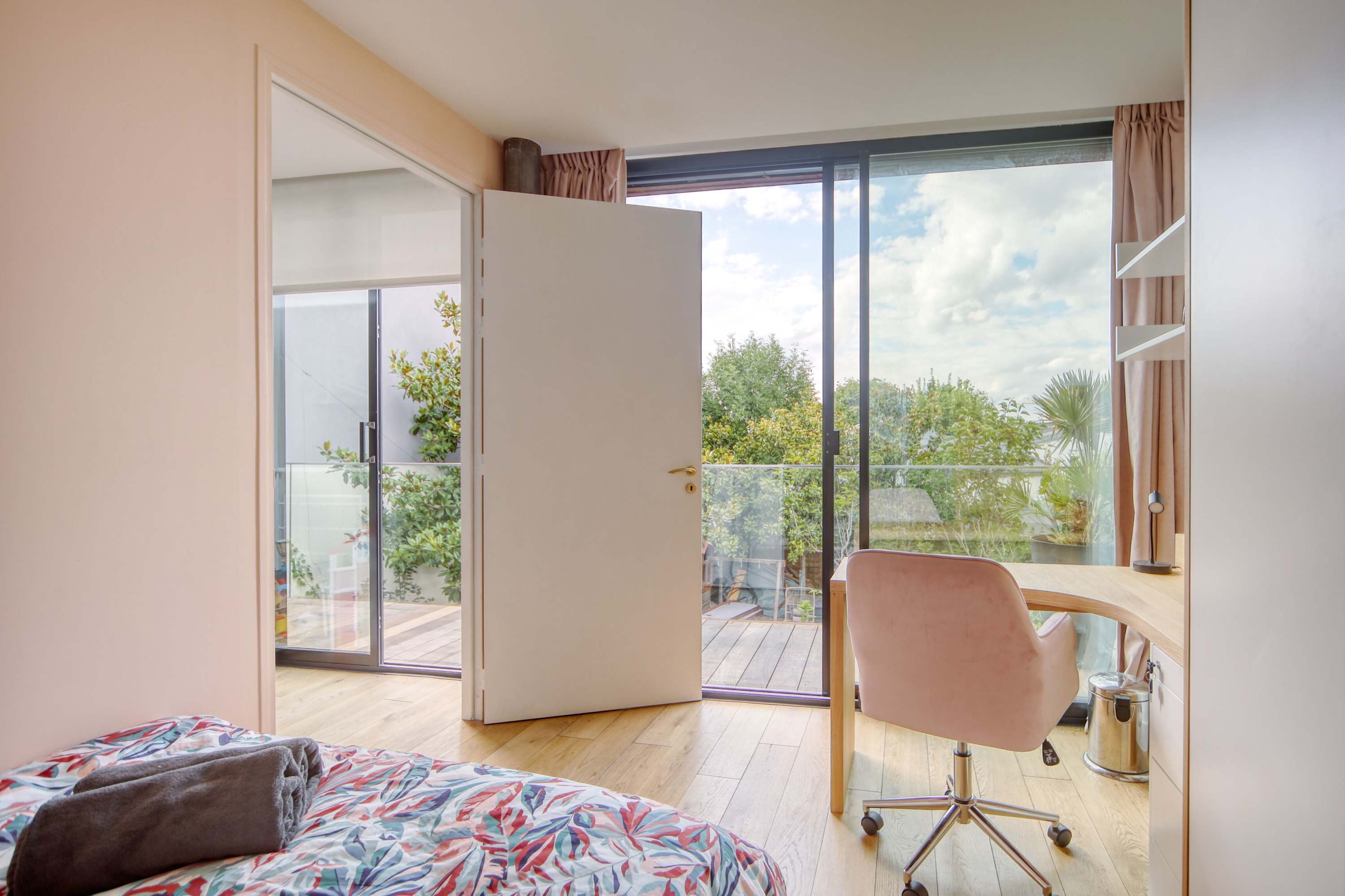 Chambre 3 avec lit double et espace bureau