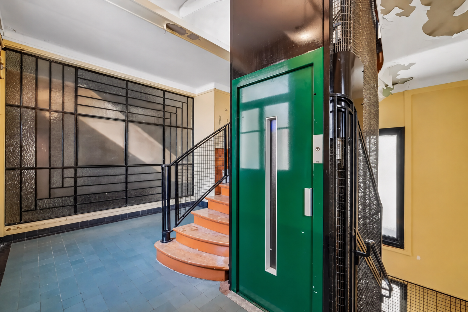Ascenseur ancien dans un immeuble Art déco à Paris 7