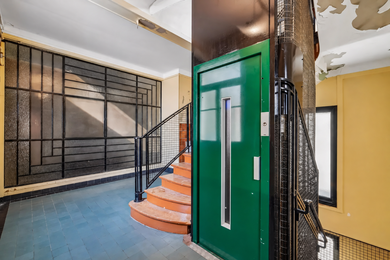 Ascenseur ancien dans un immeuble Art déco à Paris 7