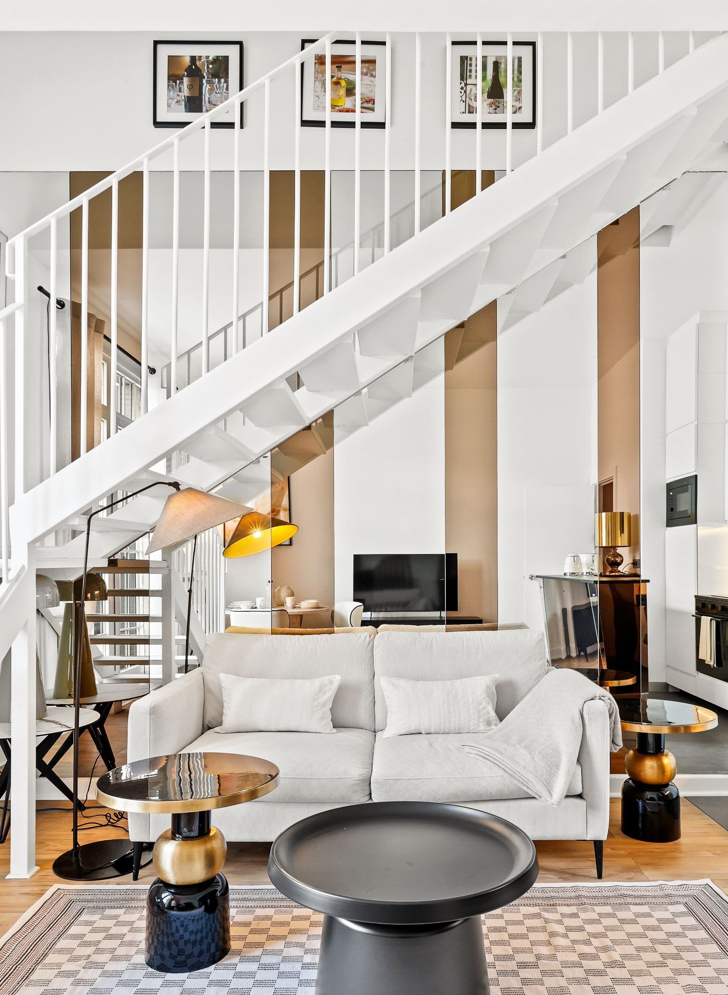 Duplex de luxe Paris 16e, séjour double hauteur avec balcon en fer forgé et vue Tour Eiffel, location meublée moyenne durée