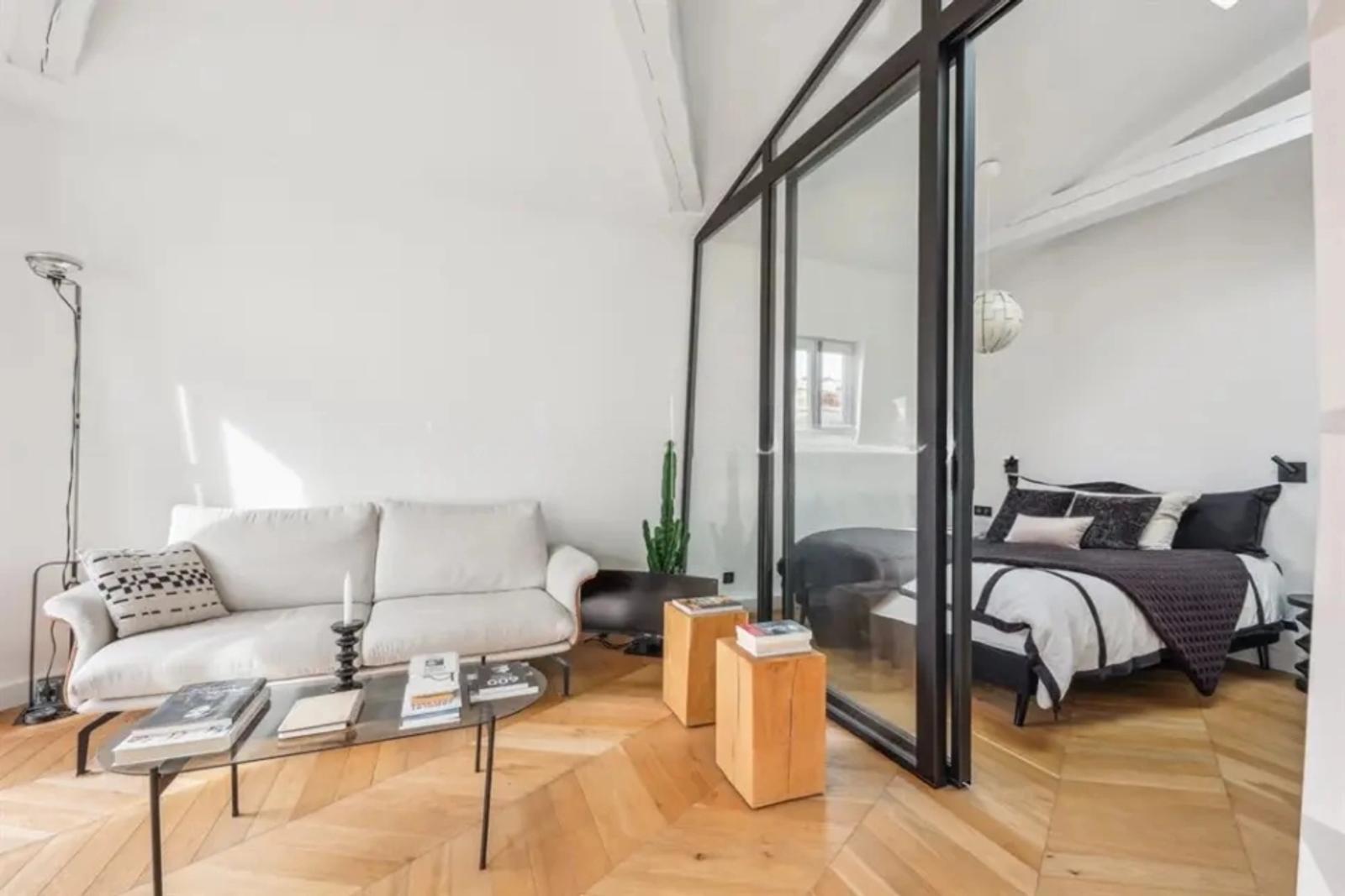 Salon contemporain avec canapé et verrière