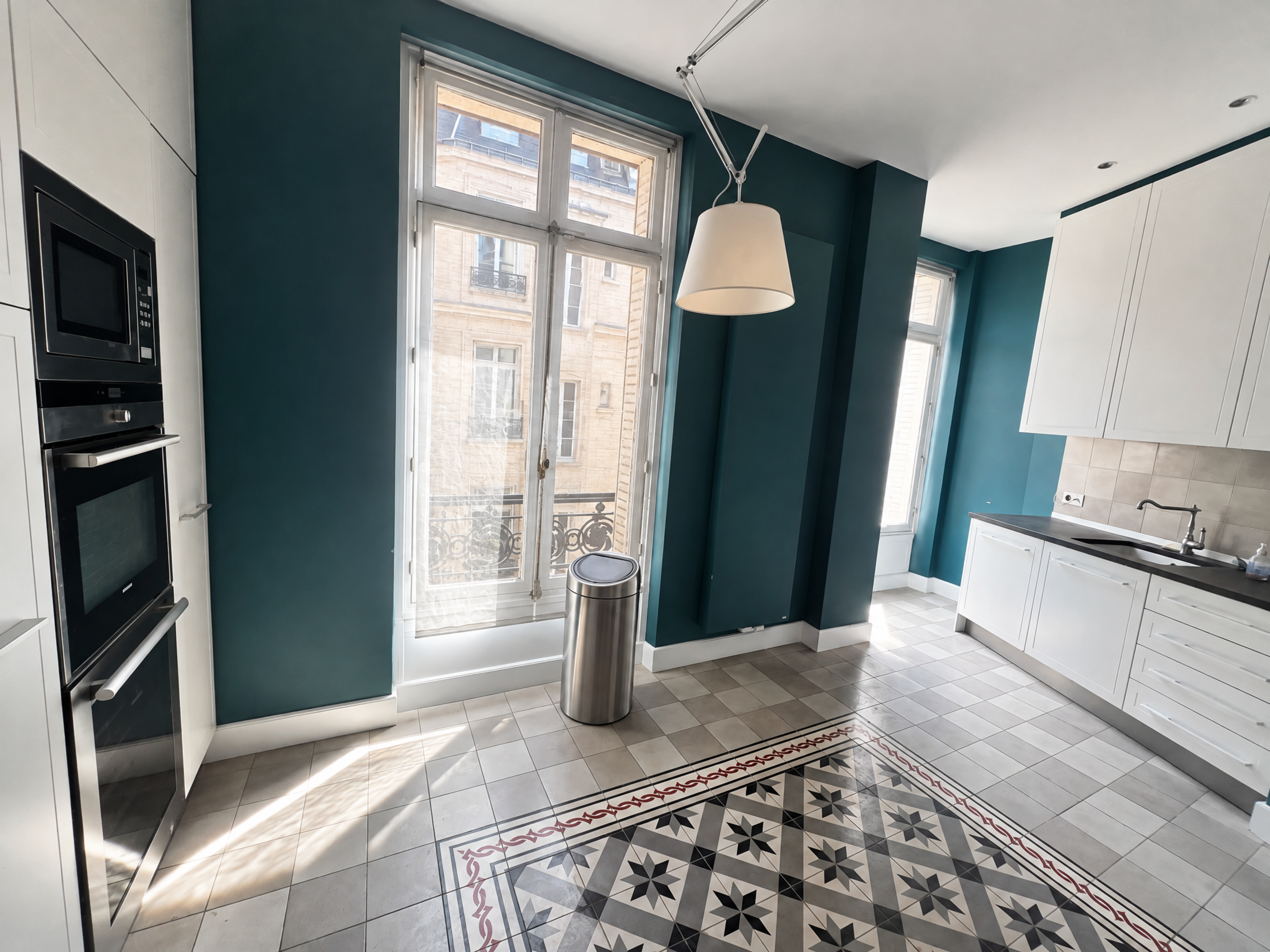 Appartement de réception haussmannien meublé 4 chambres à louer avenue Raymond Poincaré Paris 16e, triple réception avec moulures, cheminée et parquet point de Hongrie