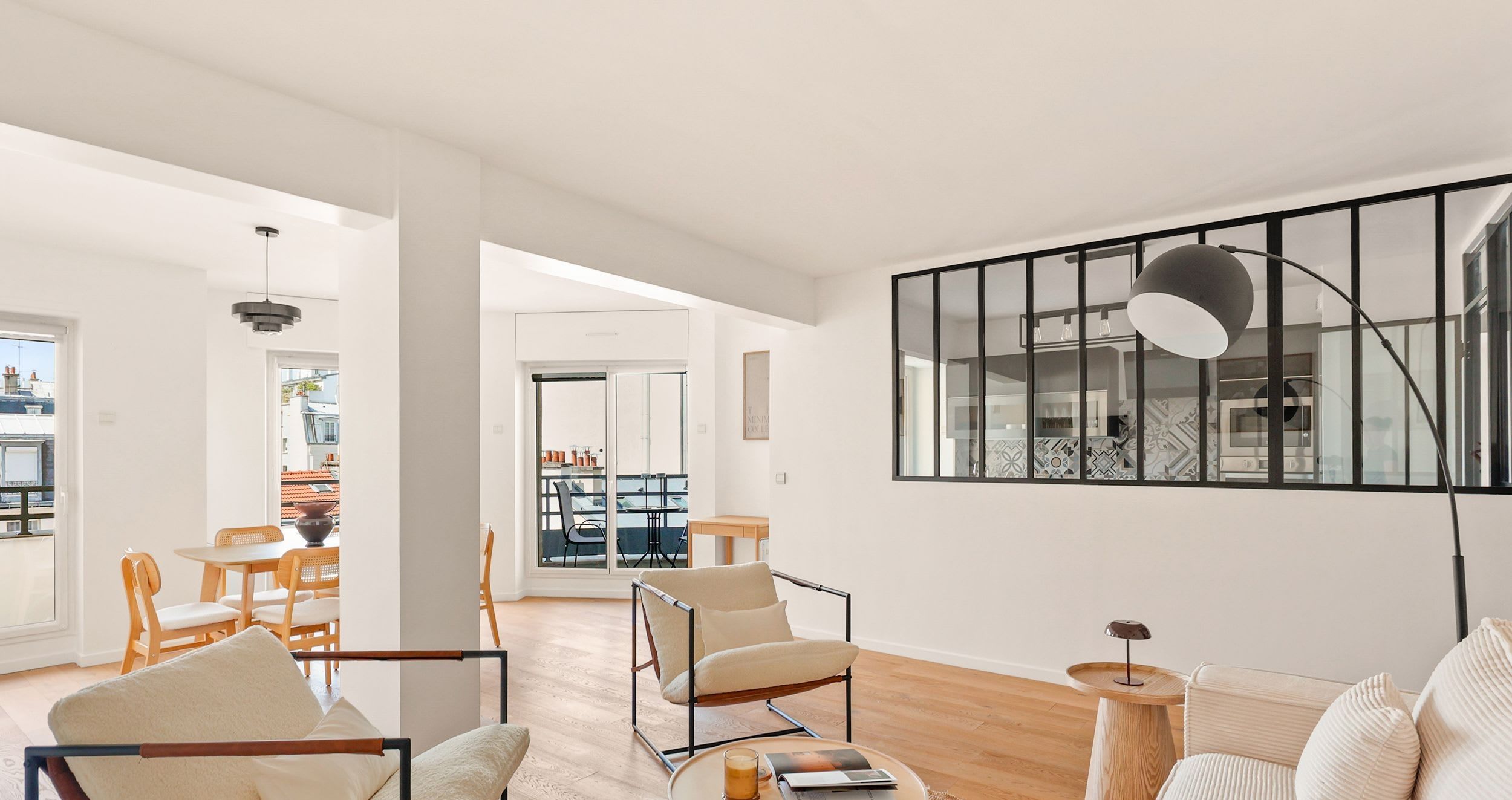 Séjour lumineux avec canapé en velours côtelé et table à manger dans un appartement deux chambres rénové rue Jean Bologne, Passy, Paris 16e