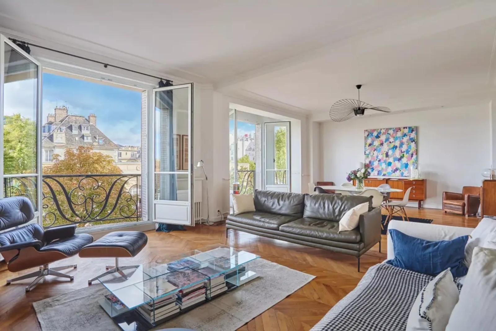 Grand salon lumineux avec vue sur Paris
